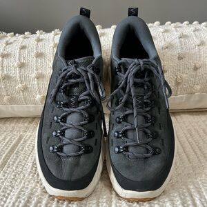 Hoka One One Women’s 7.5/Men’s 6.5